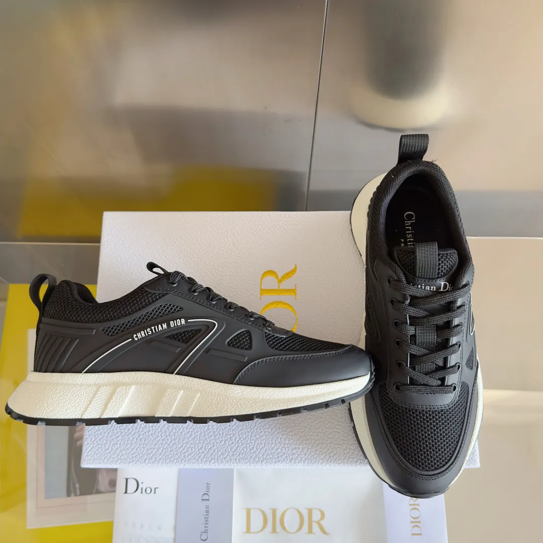 [Dior Dior] P: 640💰Couple model Size: Female: 35-40 (customized at 41), male 39-44. (customized at 45) 2025 Dior Dior autumn and winter new couple model, thick-soled casual sports shoes, originally purchased and developed to reinterpret the sports style with an elegant and fashionable shape. The upper is crafted from white mesh fabric and features the Christian Dior Paris signature on the laces and heel. The exquisite two-color sole is light and soft, which can add a high-end temperament to all kinds of casual looks. The delivery counter is exquisitely packaged🛍📦 ▪️Material: Original custom imported first-layer cowhide ▪️Inner lining: Imported soft sheepskin lining ▪️Sole: Original open-molded anti-slip rubber material ▪️Sole thickness: 4CM